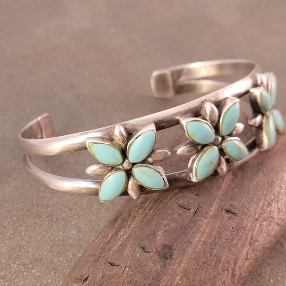 Vintage Stering Three Flower Turquoise Native American Cuff Bracelet - Picture 4 of 12